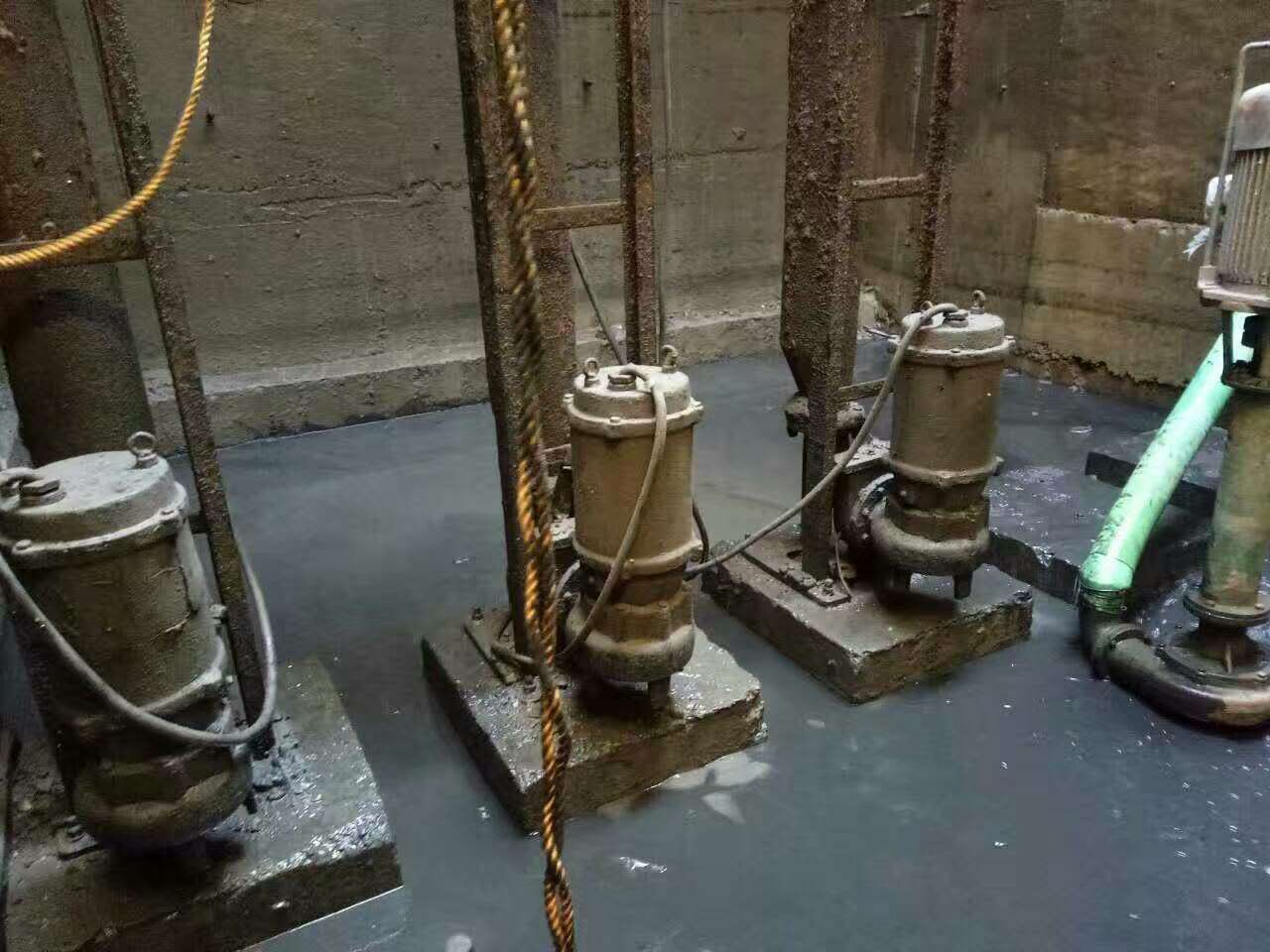 雅江污水池清理