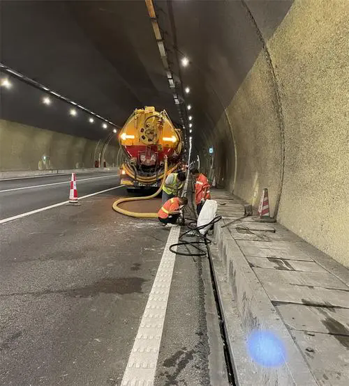 雅江隧道排水渠清淤